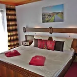 Scottish Highlander 3*